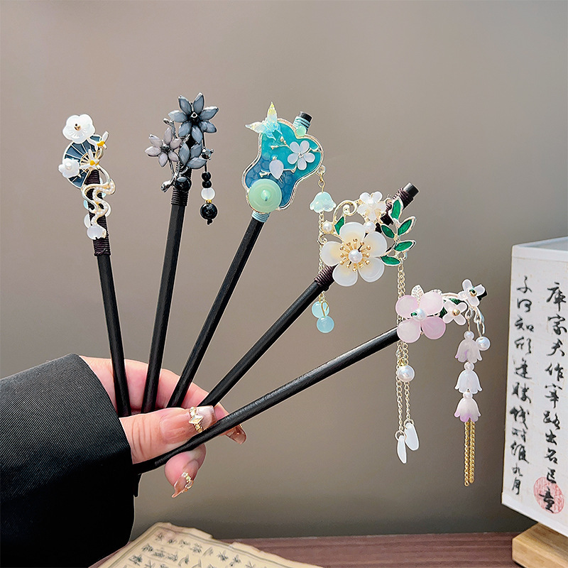 Event Suppliers - กิ๊บติดผมพู่ห้อยแบบคลาสสิก สีดำ ทำจากไม้ประดับดอกไม้และมุก เครื่องประดับผมสไตล์จีนฮั่นฝู แบบย้อนยุค สำหรับเจ้าสาว